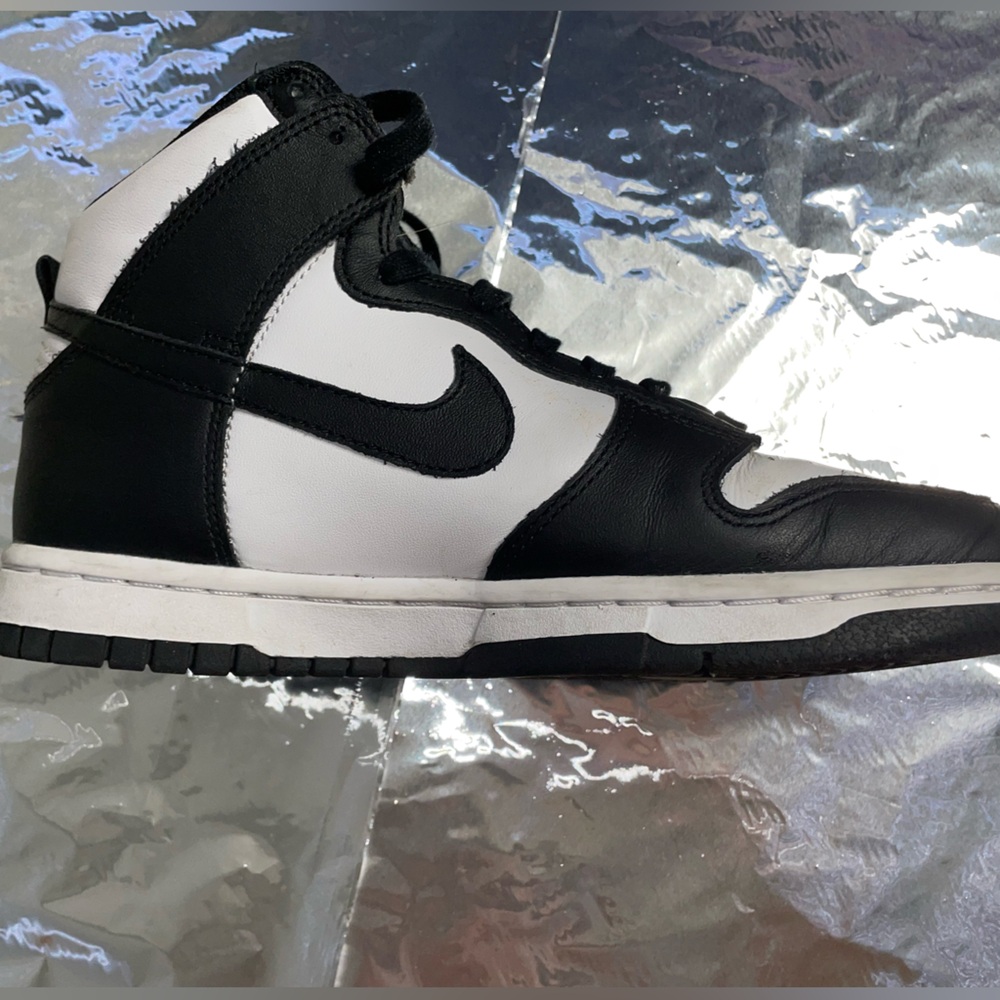 Panda dunks size 7 in woman’s. Slightly used and slightly dirty.